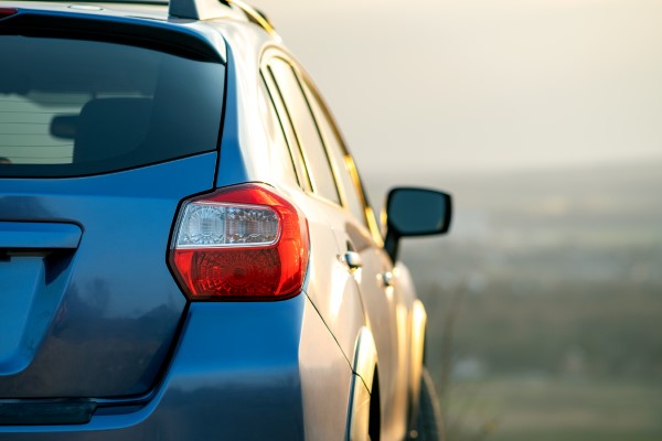 Batería de carros; imagen de la parte trasera de un auto que va por destinos extraordinarios gracias al rendimiento del acumulador.