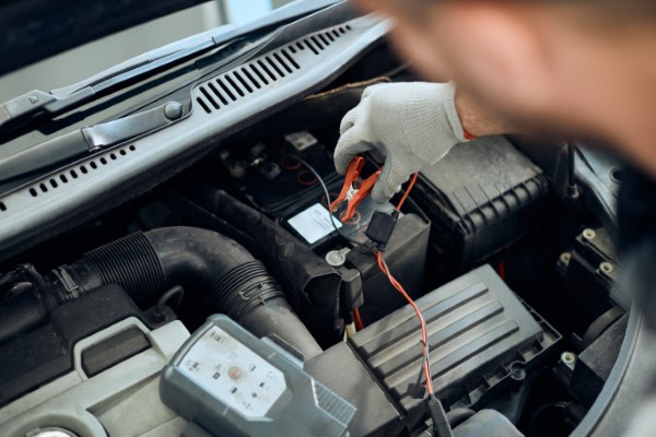 Acumuladores para autos; imagen dándole mantenimiento a un auto para el cambio de batería.