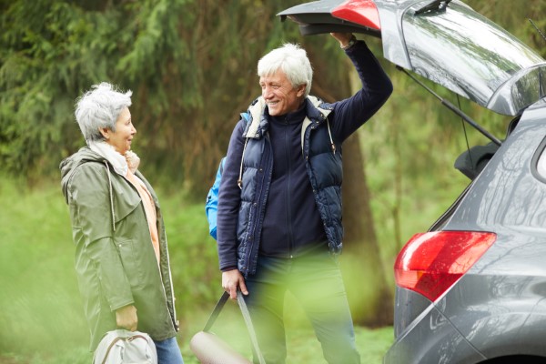 Acumuladores para autos; imagen de una pareja viajando gracias a la duración del acumulador de su auto.