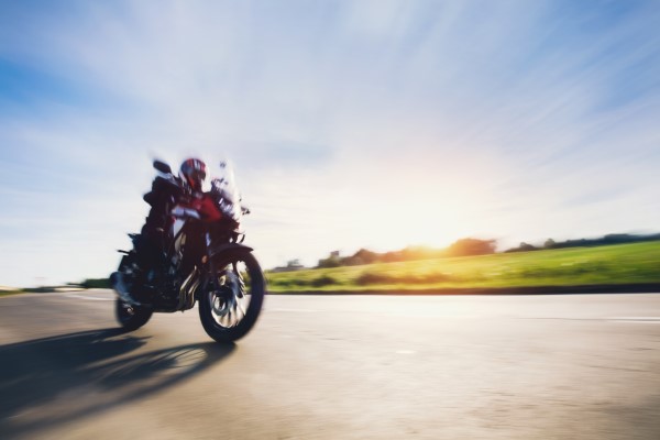 Batería LTH; imagen de un motociclista disfrutando de una gran aventura gracias al acumulador de su moto.